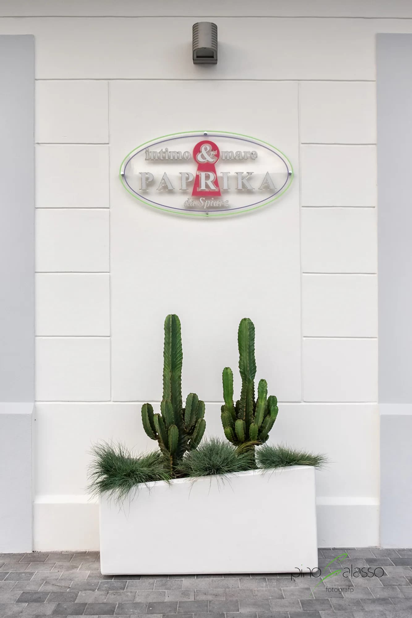 Il logo e l’allestimento esterno della boutique Paprika